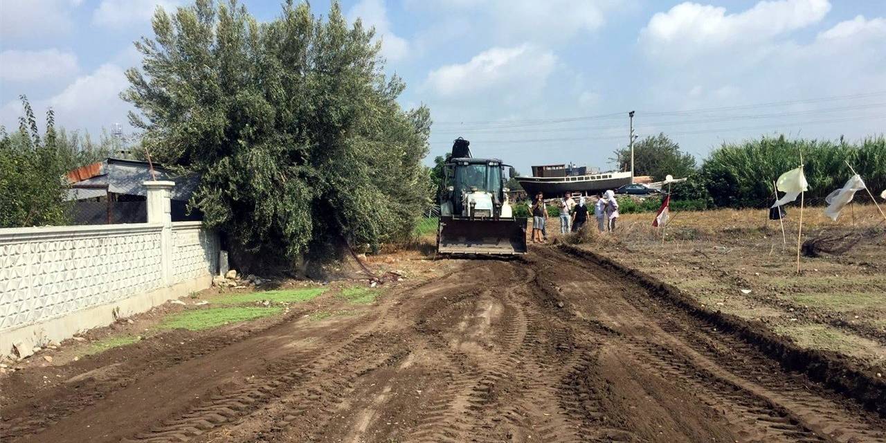 Akdeniz’de Yol Açma, Sathi Kaplama, Kaldırım Yenileme Çalışmaları Sürüyor