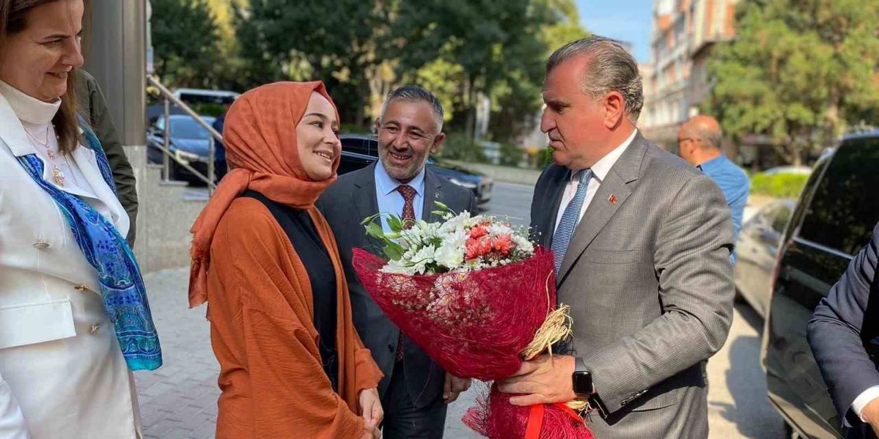 Gençlik Ve Spor Bakanı Osman Aşkın Bak, Ak Parti’de Partililerle Bir Araya Geldi