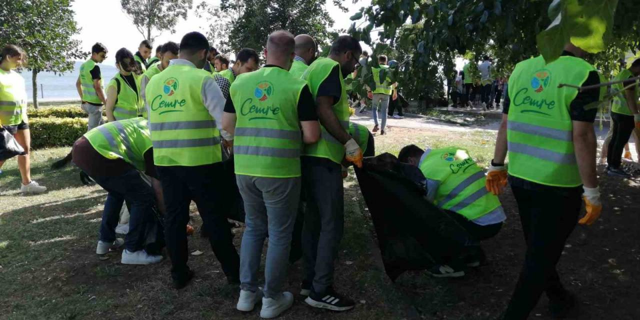 Ak Parti İl Gençlik Kolları’ndan Caddebostan’da Çevre Temizliği