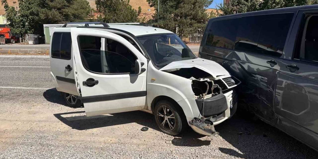 Üç Aracın Karıştığı Kazada 1 Kişi Yaralandı