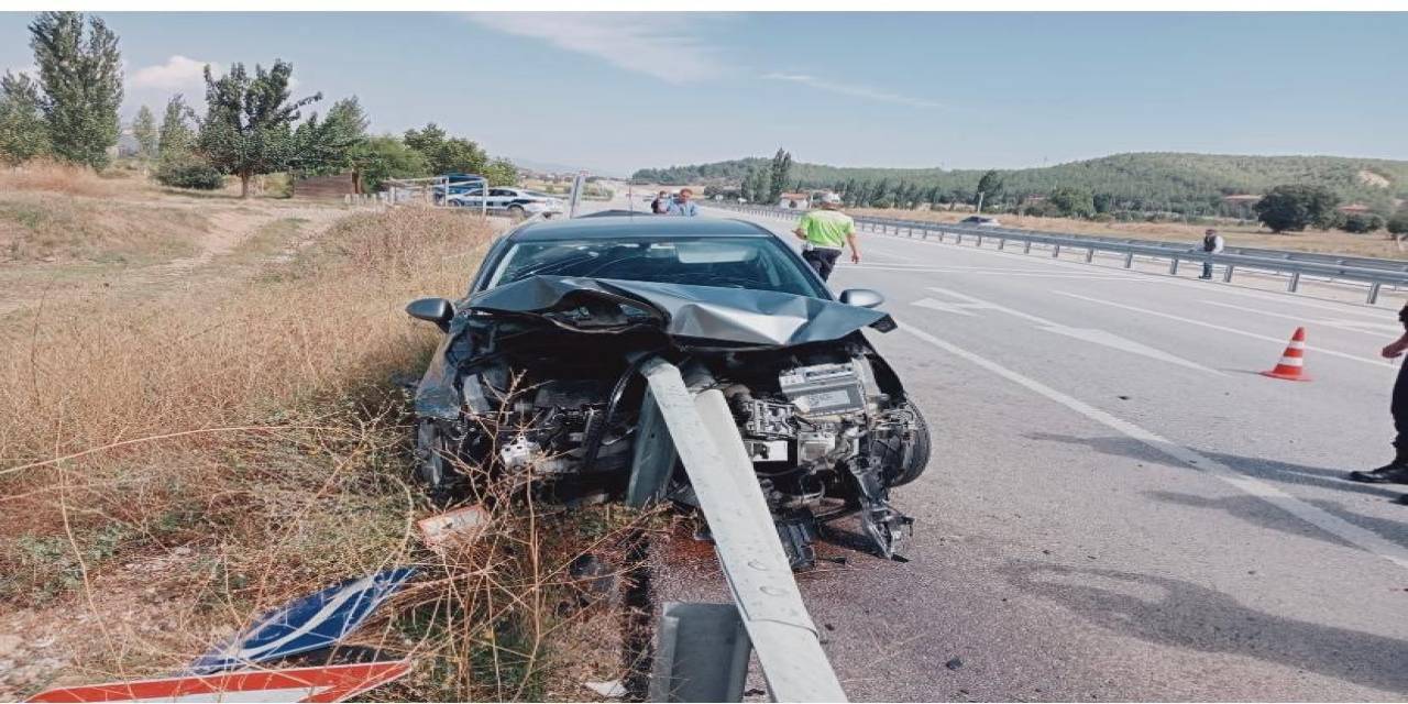 Gediz’de Otomobil Bariyerlere Saplandı: 2 Yaralı