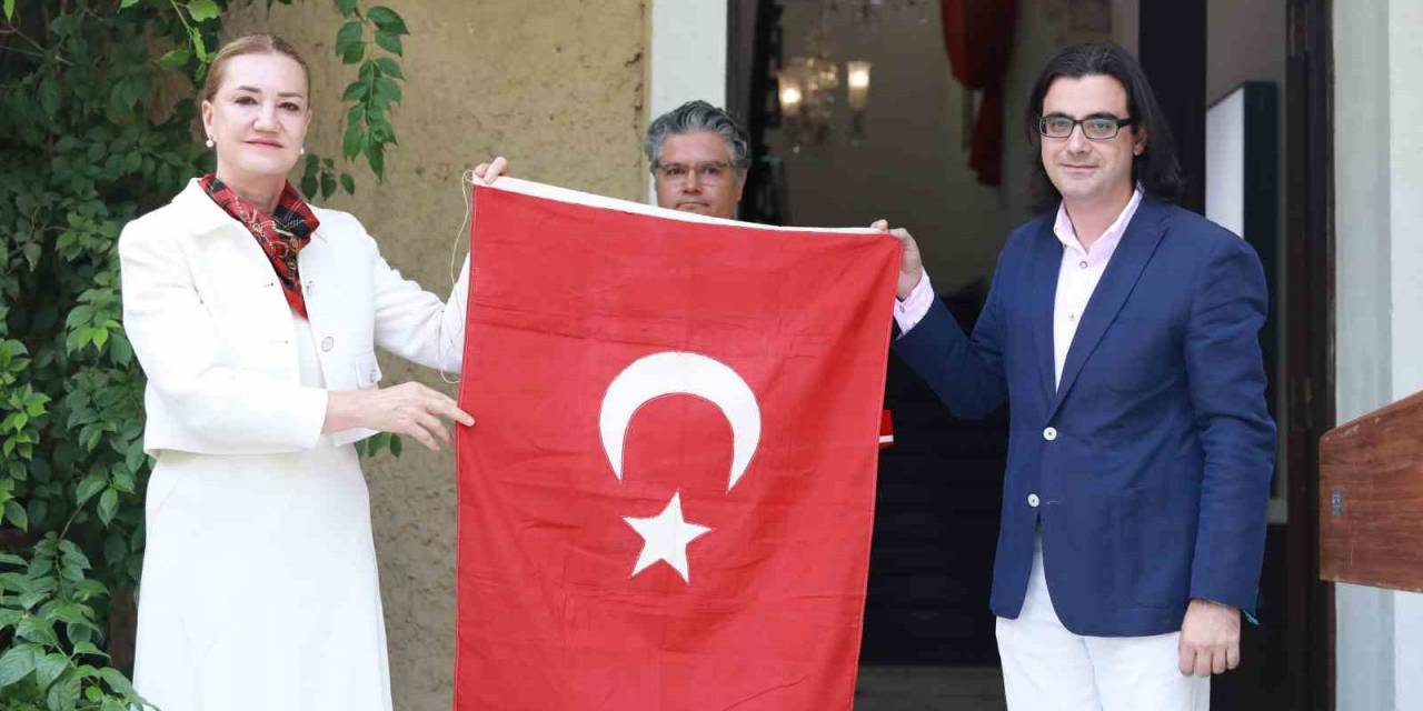 Türk Askerini Karşılayan 100 Yıllık Tarihi Türk Bayrağı Deü’ye Bağışlandı