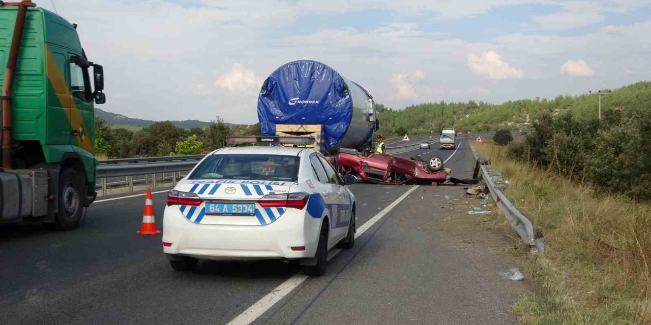 Uşak’ta Otomobil Bariyerlere Çarptı: 1 Ölü, 3 Yaralı