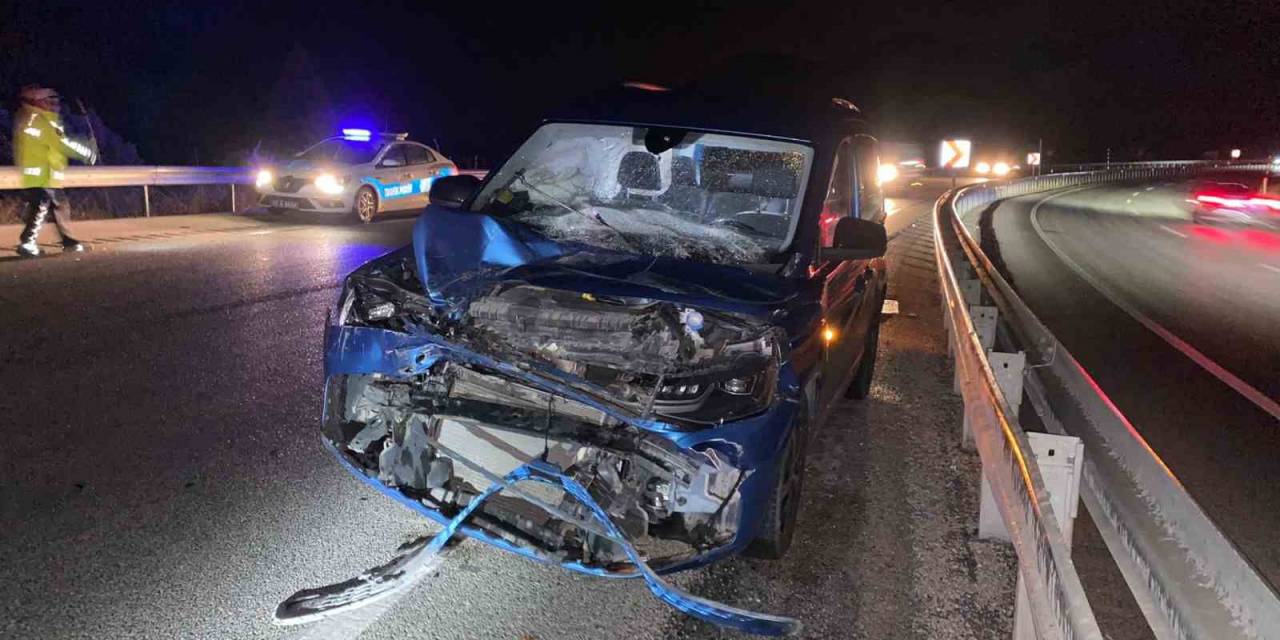 Yağış Nedeniyle Kayan Otomobil Tıra Çarptı: 5 Yaralı
