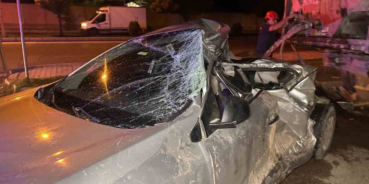 Park Halindeki Tankerin Altına Giren Otomobil Kağıt Gibi Ezildi: 1 Yaralı