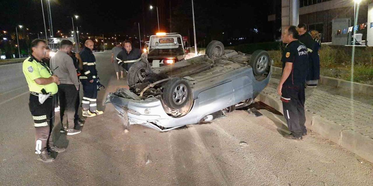Refüje Çarpıp Ters Dönen Otomobilin Sürücüsü Yaralandı