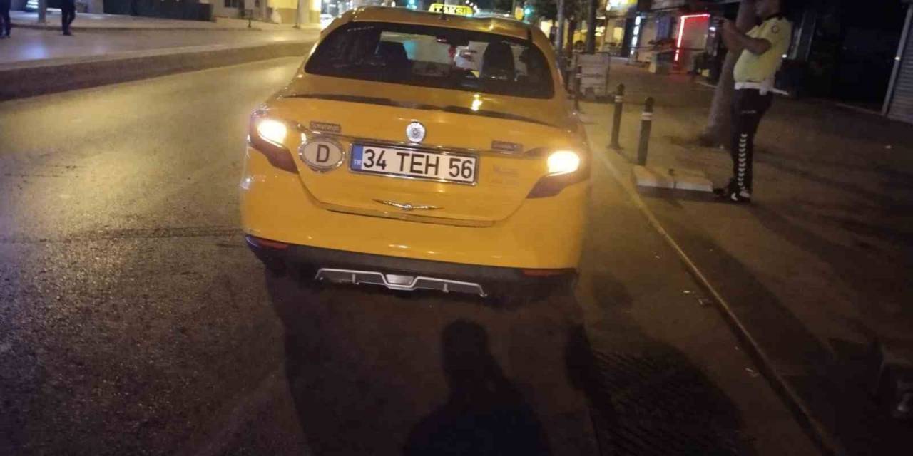 Kartal’da Taksi Ve Motosiklet Çarpıştığı Kaza Kamerada: 2 Ağır Yaralı