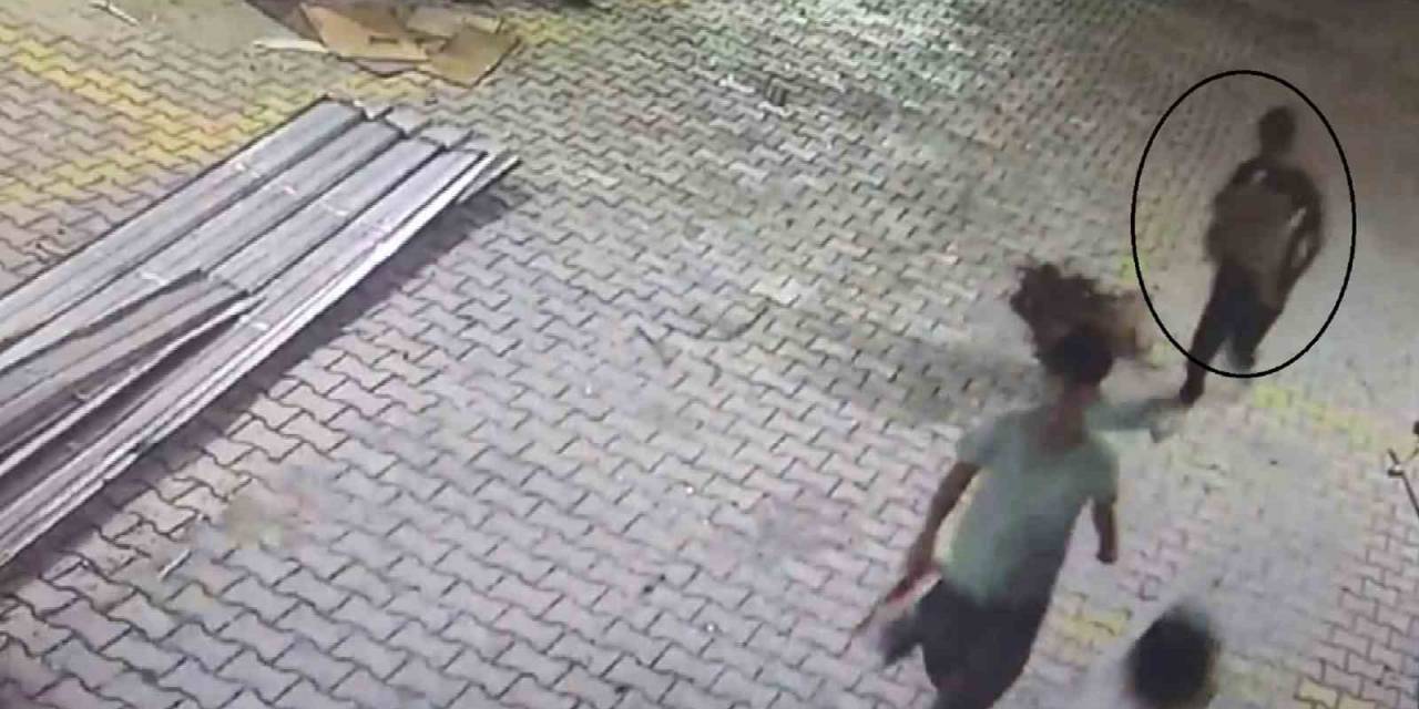 Kuruyemiş Dükkanına Giren Acemi Hırsızlar Kucaklarında Çerez Çuvalıyla Kameraya Yakalandı