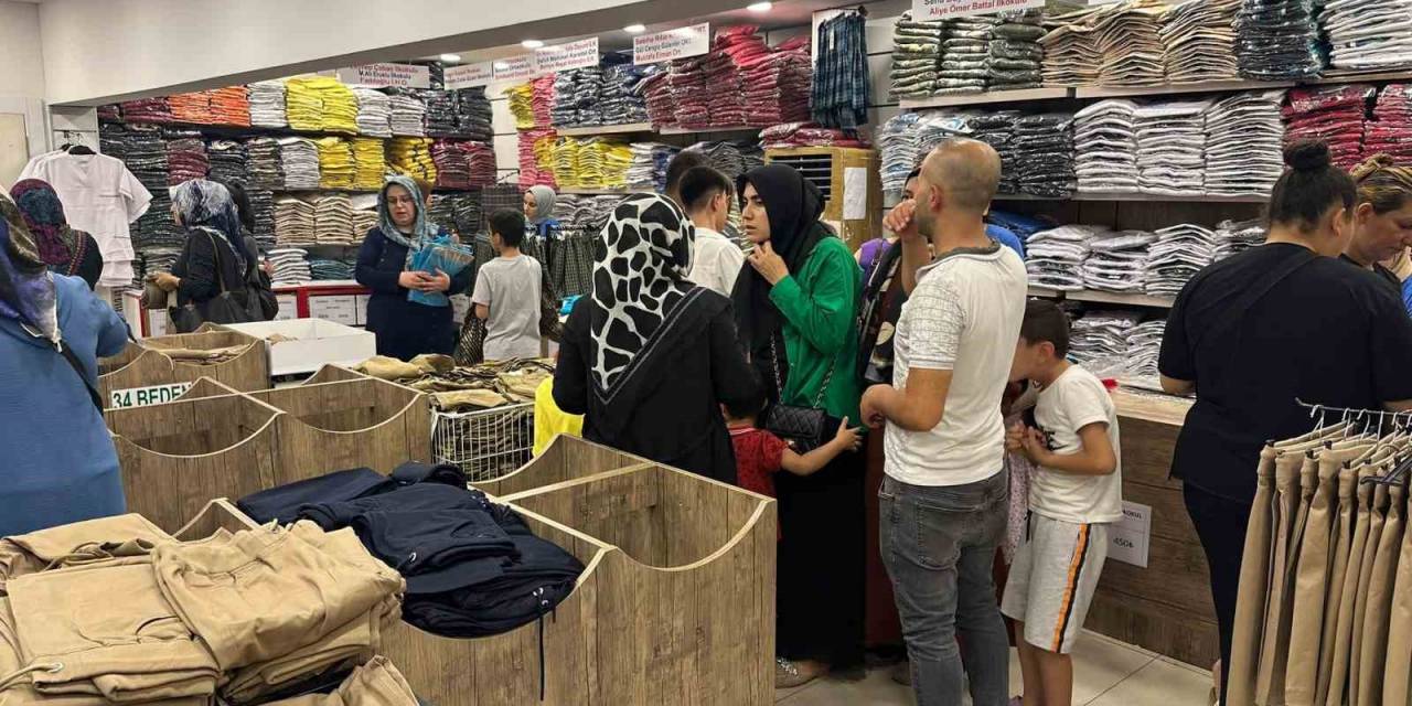Gaziantep’te Çarşı Pazarda Okul Kıyafeti Yoğunluğu