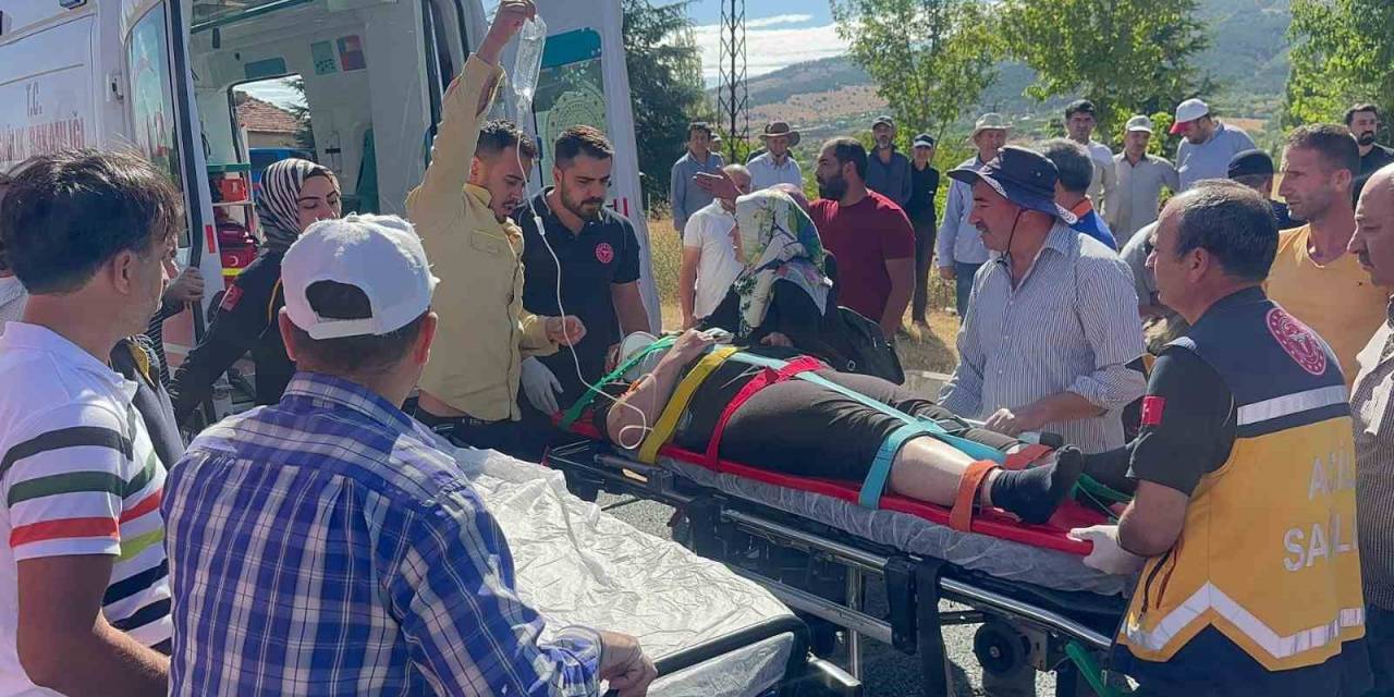 Elazığ’da Tur Minibüsü Otobüse Çarptı: 18 Yaralı