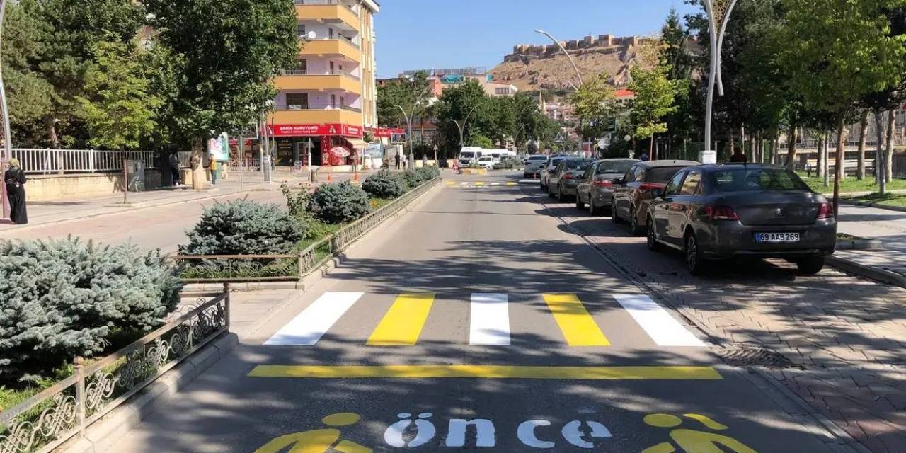 Yaya Geçidi Çizgileri Boyandı