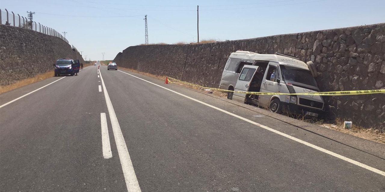 Tarım işçilerini taşıyan Rize plakalı minibüs duvara çarptı: 3 ölü, 17 yaralı
