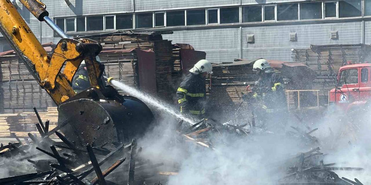 Düzce’de Otluk Alandaki Yangın Fabrika Bahçesine Sıçradı