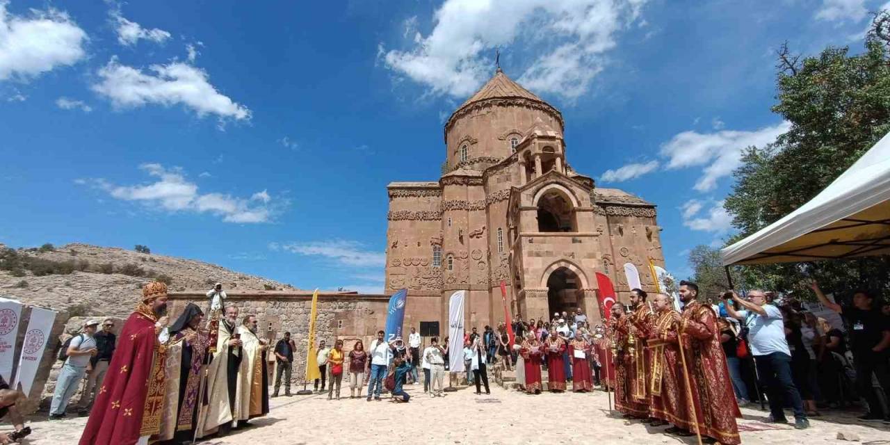 Akdamar Adası’ndaki 11. Ermeni Ayini Sona Erdi