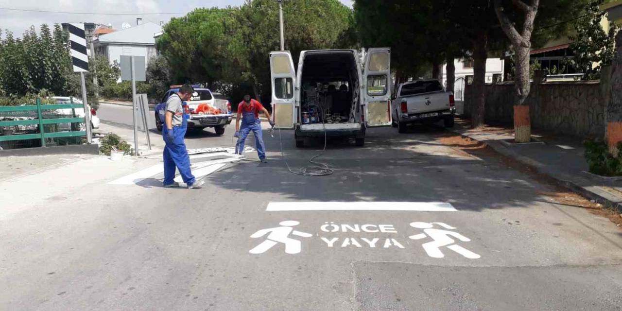 Karesi’de Okul Önlerindeki Yaya Çizgileri Yenileniyor