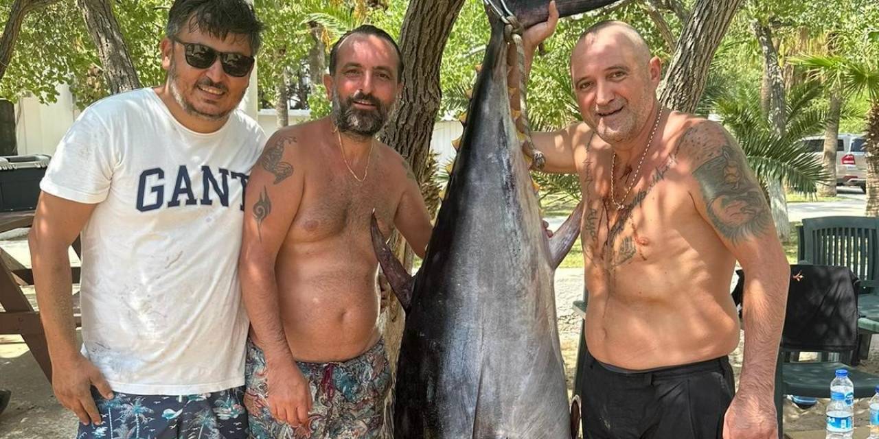 Oltalarına 160 Kiloluk Orkinos Takılan Amatör Balıkçılar Zor Anlar Yaşadı