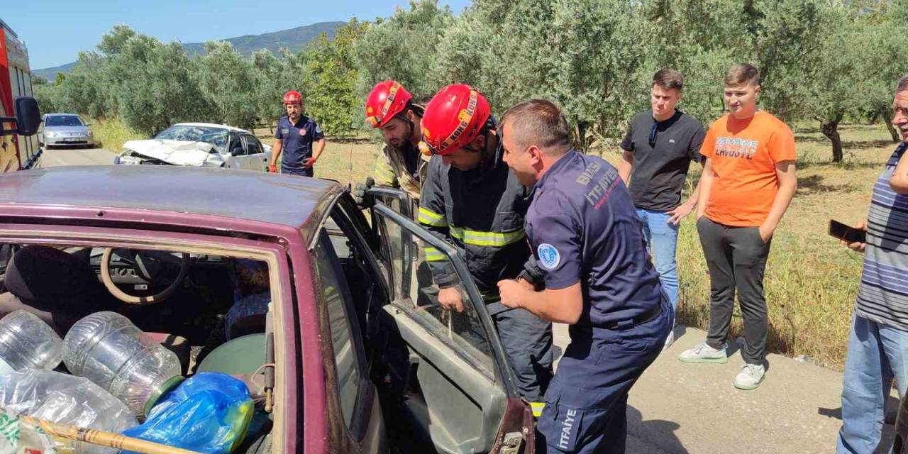 Otomobiller Kafa Kafaya Çarpıştı: 6 Yaralı