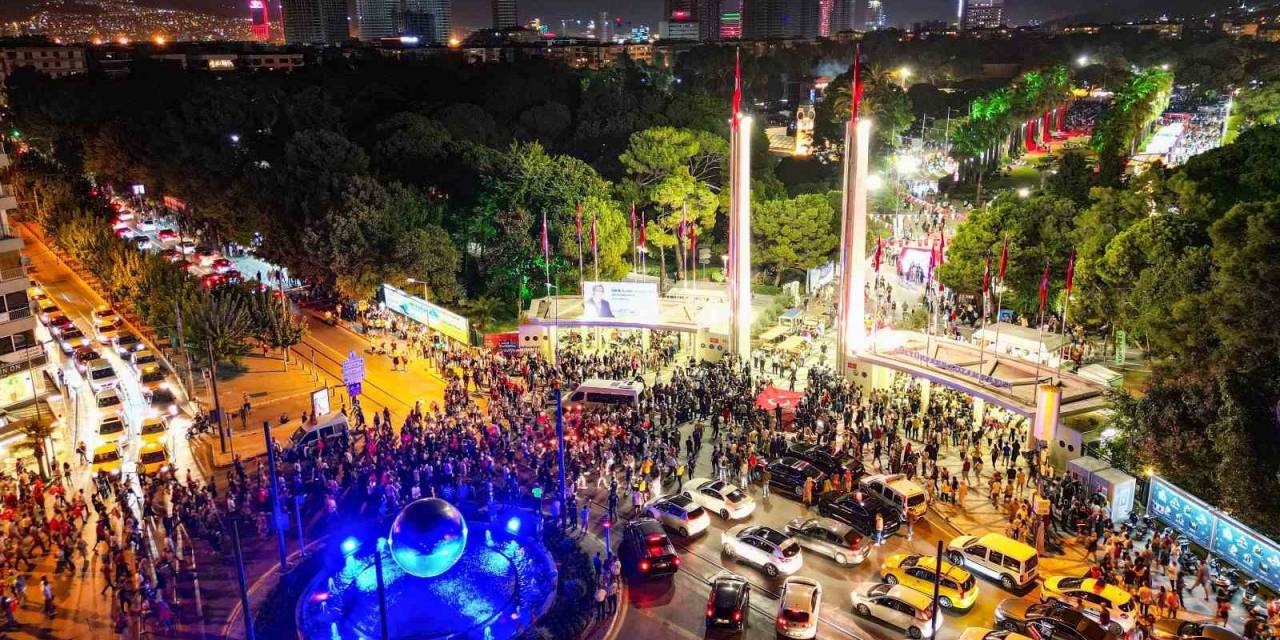 İzmirliler Kurtuluş Gününde İzmir Fuarı’na Akın Etti