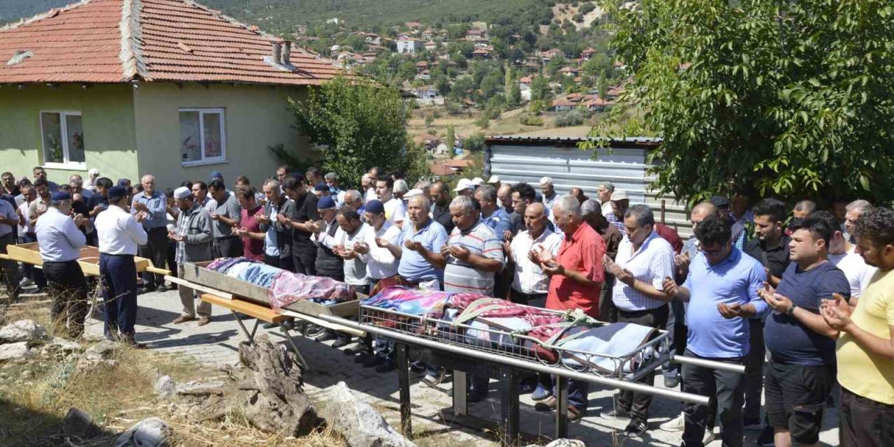 Kazada Hayatını Kaybeden Anne Ve Çocukları Gözyaşları Arasında Toprağa Verildi