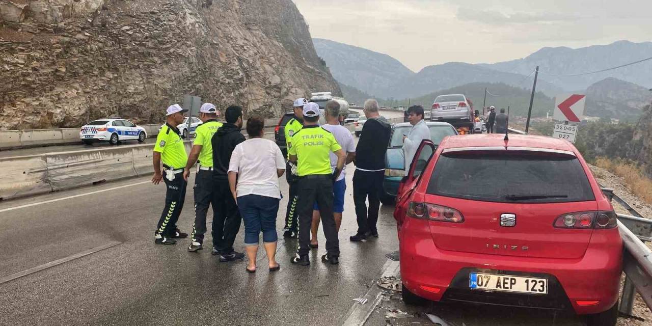 Antalya’da 5 Araçlı Zincirleme Kaza: Karayolunda Uzun Araç Kuyruğu Oluştu