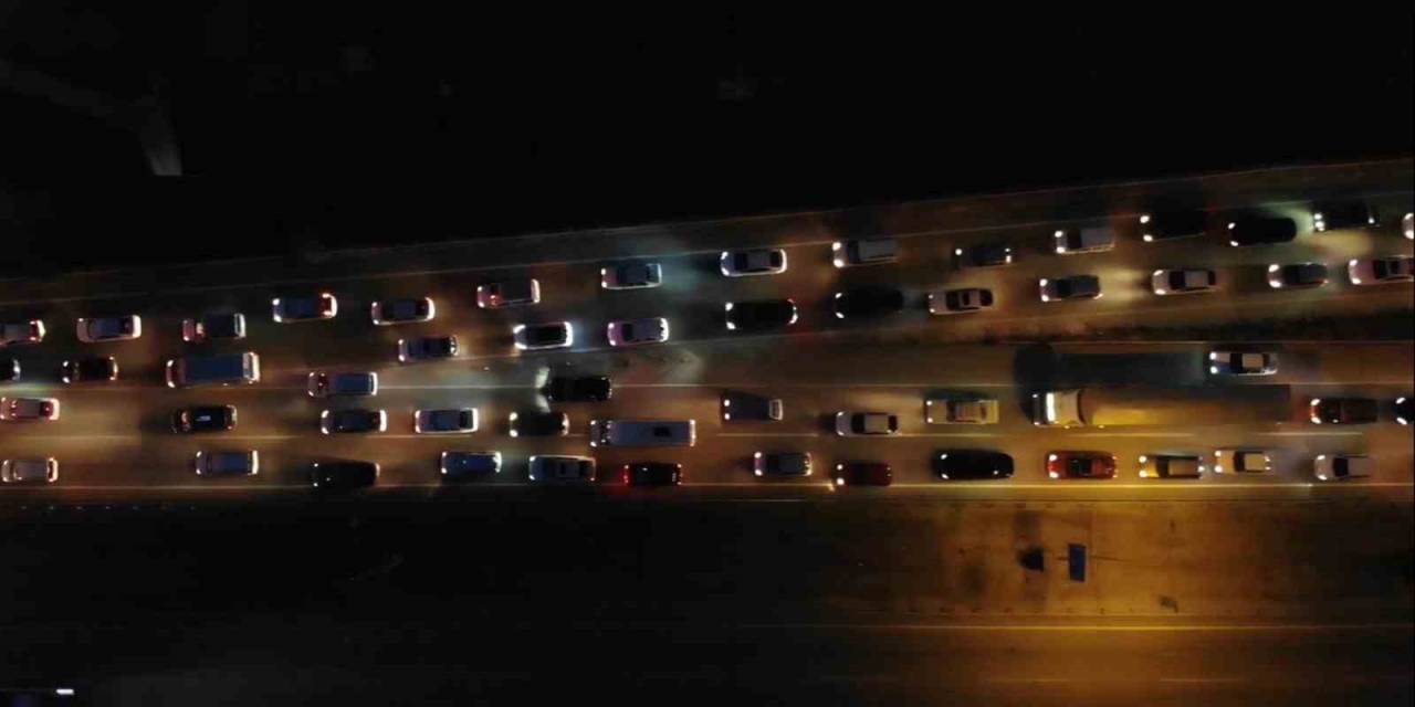 Yaz Tatili Sona Erdi, Vatandaşlar Yollara Akın Etti: 43 İlin Geçiş Noktasında Trafik Yoğunluğu