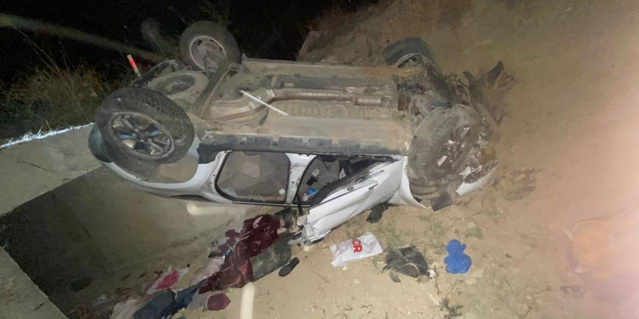Devrilen Otomobilde Sıkışan 3 Kişiyi İtfaiye Kurtardı