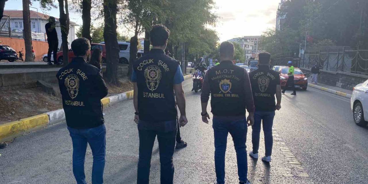 Küçükçekmece’de Okul Önleri Ve Çevresinde Polis Denetimi