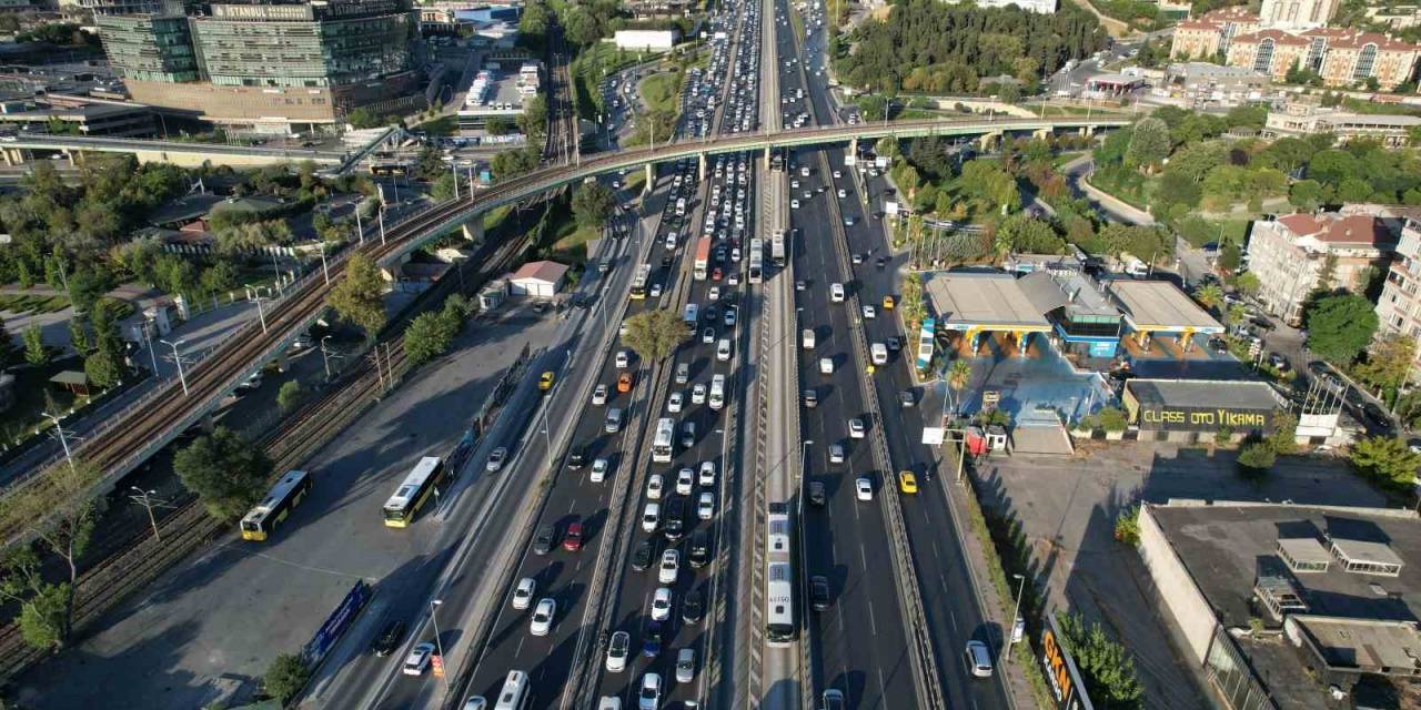 Okulların Açılmasıyla Oluşan Trafik Yoğunluğu Böyle Görüntülendi
