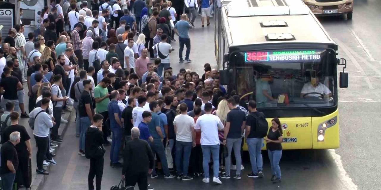 İstanbul’da Okulların Açılmasıyla Birlikte Trafik Yoğunluğu Oluştu