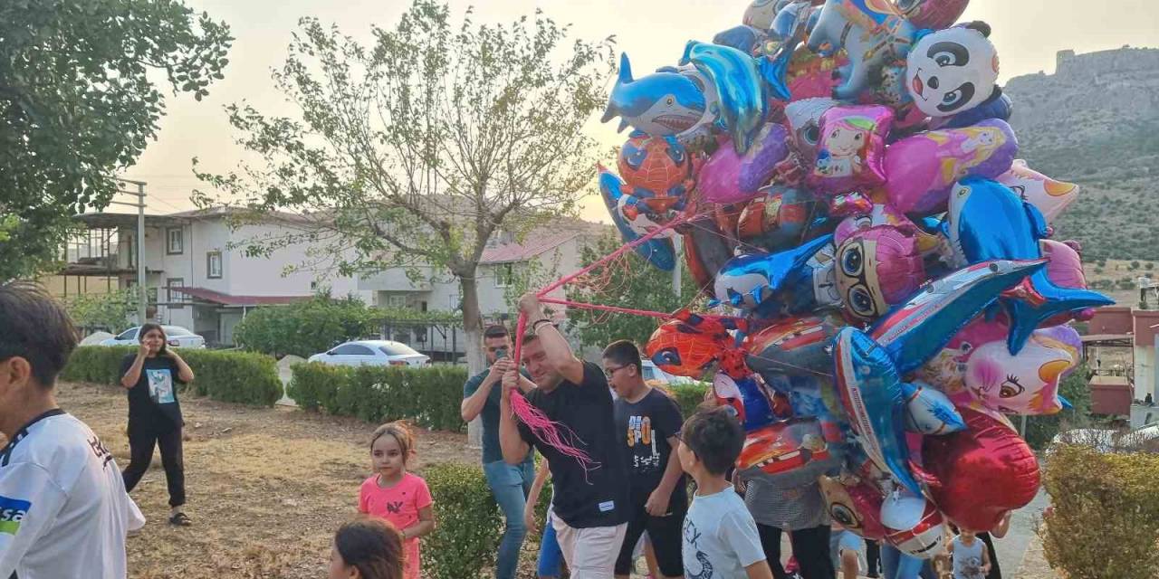 Mahallenin Bakkal Amcasından Okula Başlayan Çocuklara Sürpriz