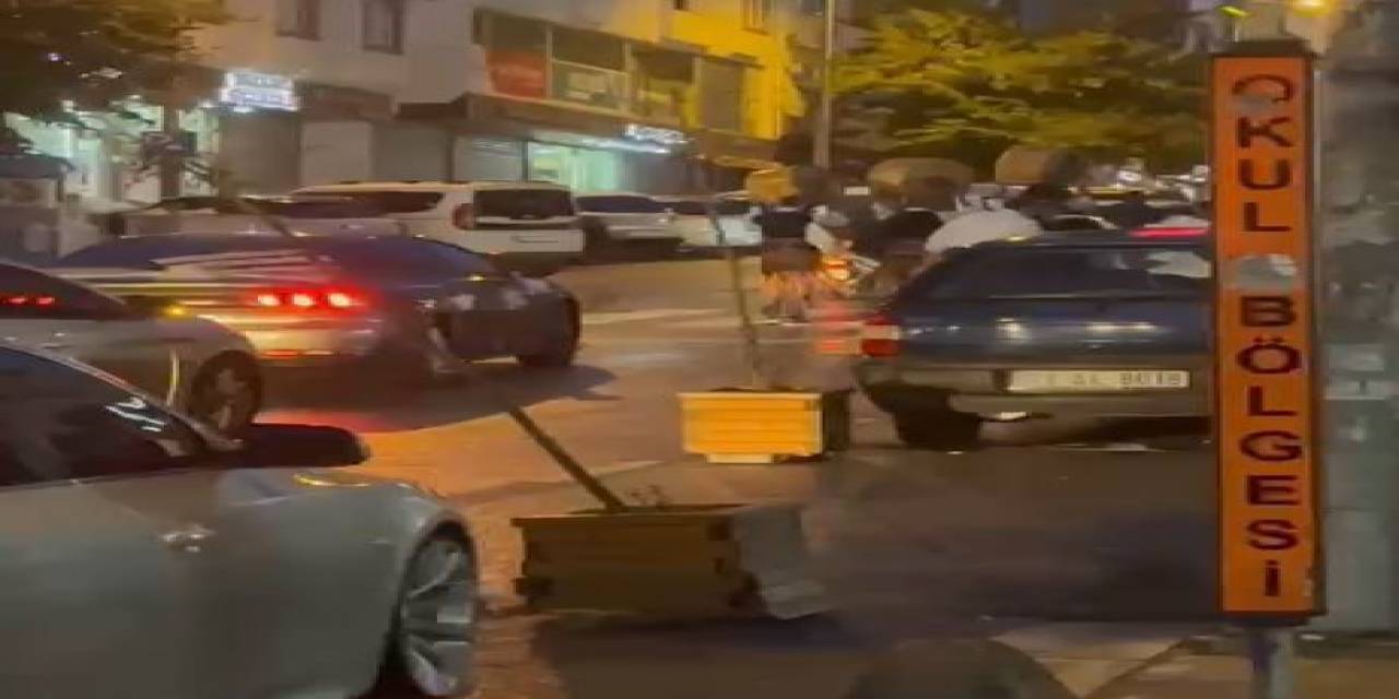 Düğün Konvoyunda Yolu Kapatıp Davul Çaldılar, O Anlar Kamerada