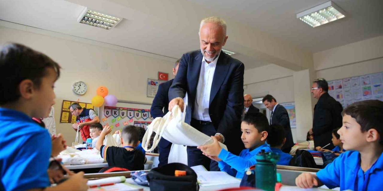 Çekmeköy Belediyesi’nden 50 Bin Öğrenciye Kırtasiye Seti