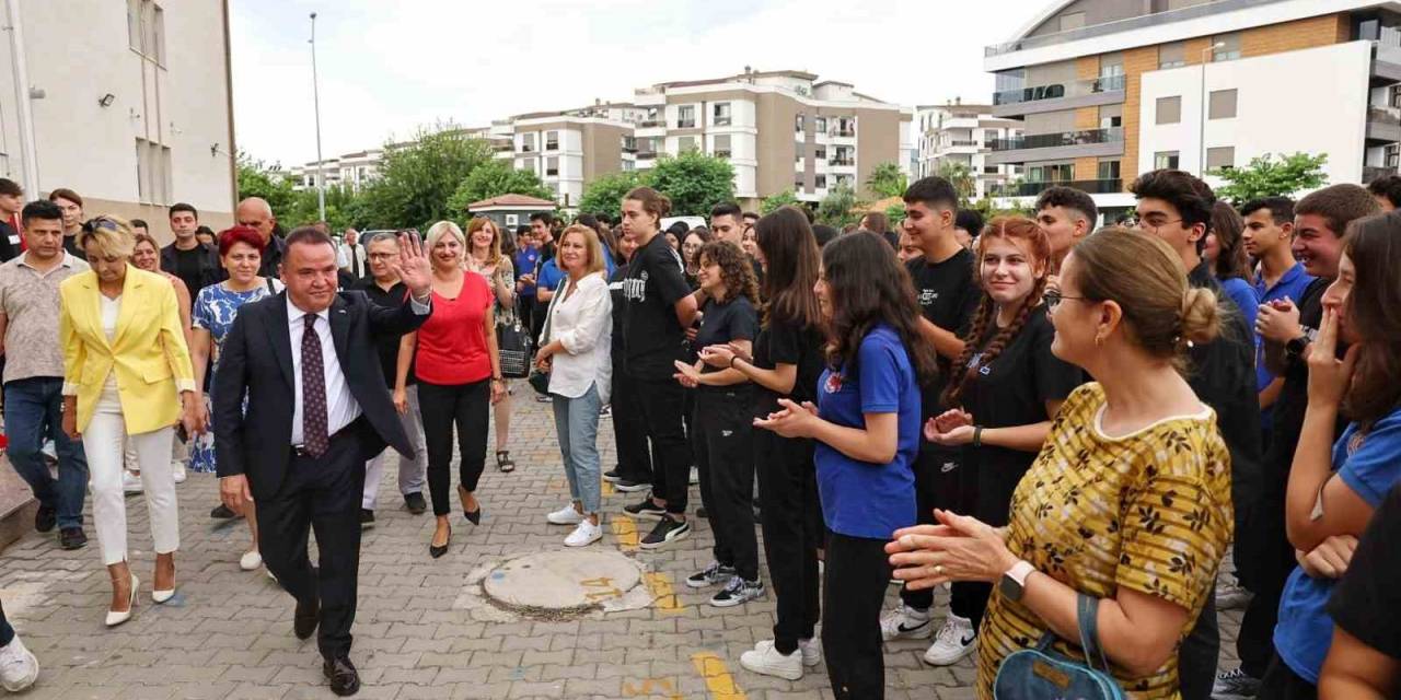 Başkan Böcek Yeni Eğitim Öğretim Yılını Öğrencilerle Karşıladı