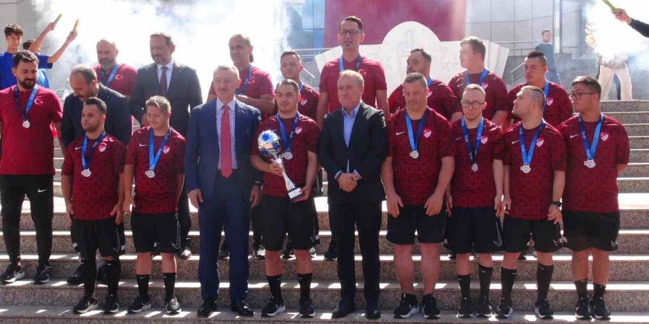 Down Sendromlu Futsal Milli Takımı’na Coşkulu Karşılama