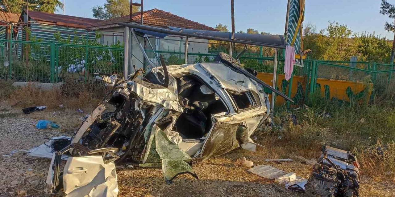 Tekirdağ’da Takla Atıp Durağa Dalan Otomobilde: 1 Ölü, 1 Ağır Yaralı
