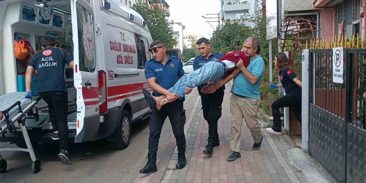 Sinir Krizi Geçirdi, Kelepçelenerek Ambulansa Taşındı