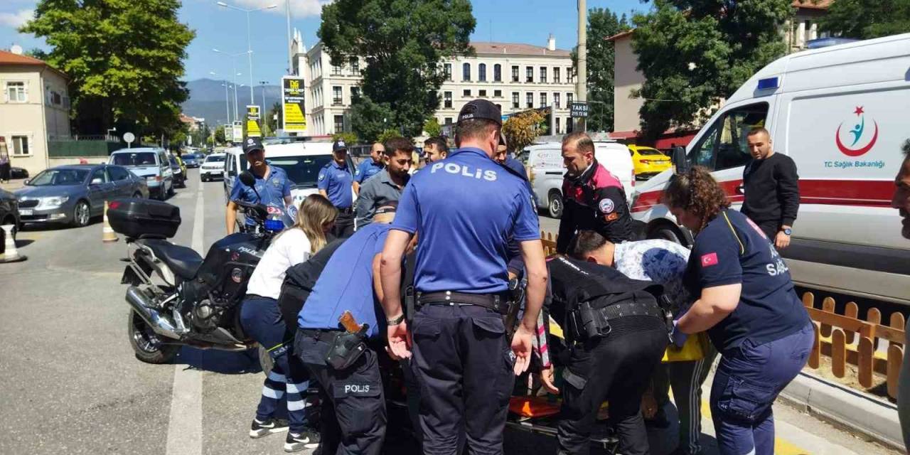 Motosikletli Yunus Timi Aniden Fren Yapan Otomobile Çarptı: 2 Yaralı