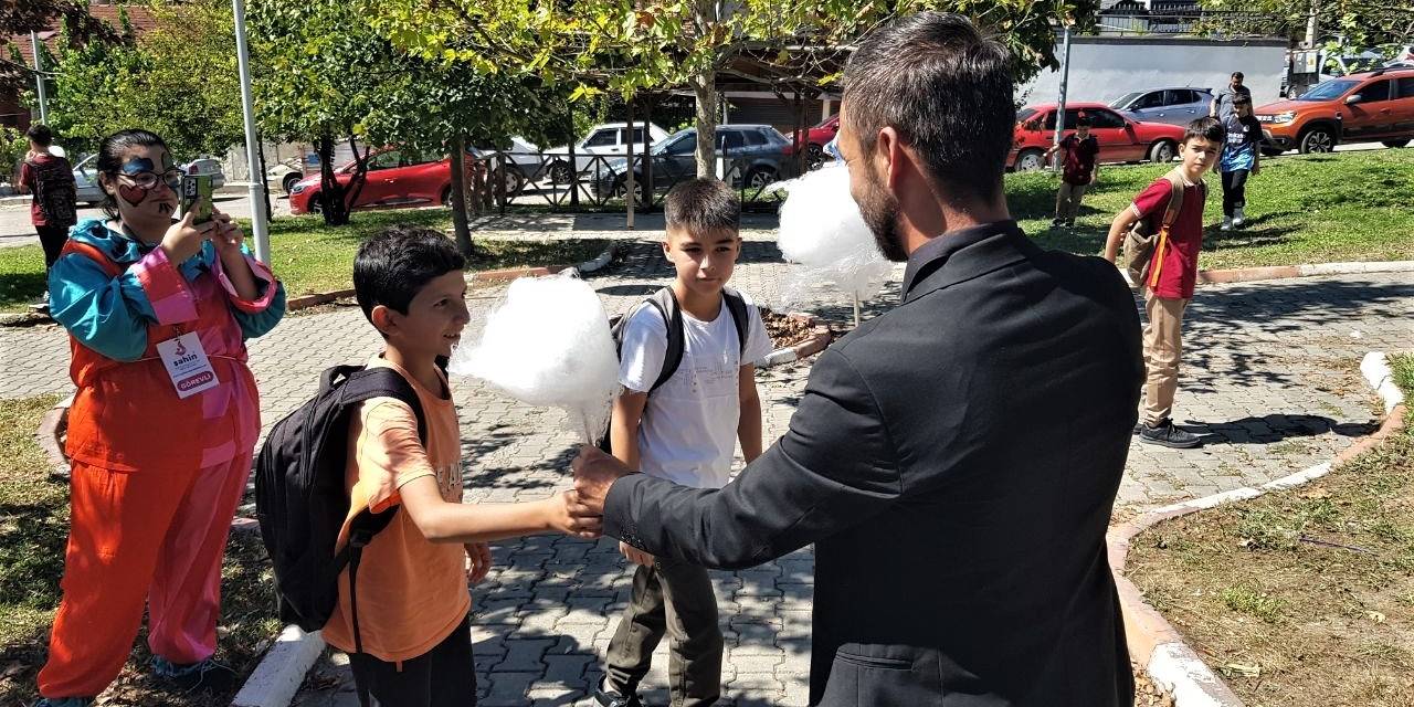 Muhtar Adayı, Pamuk Şeker Ve Balon Dağıtarak Öğrencileri Mutlu Etti