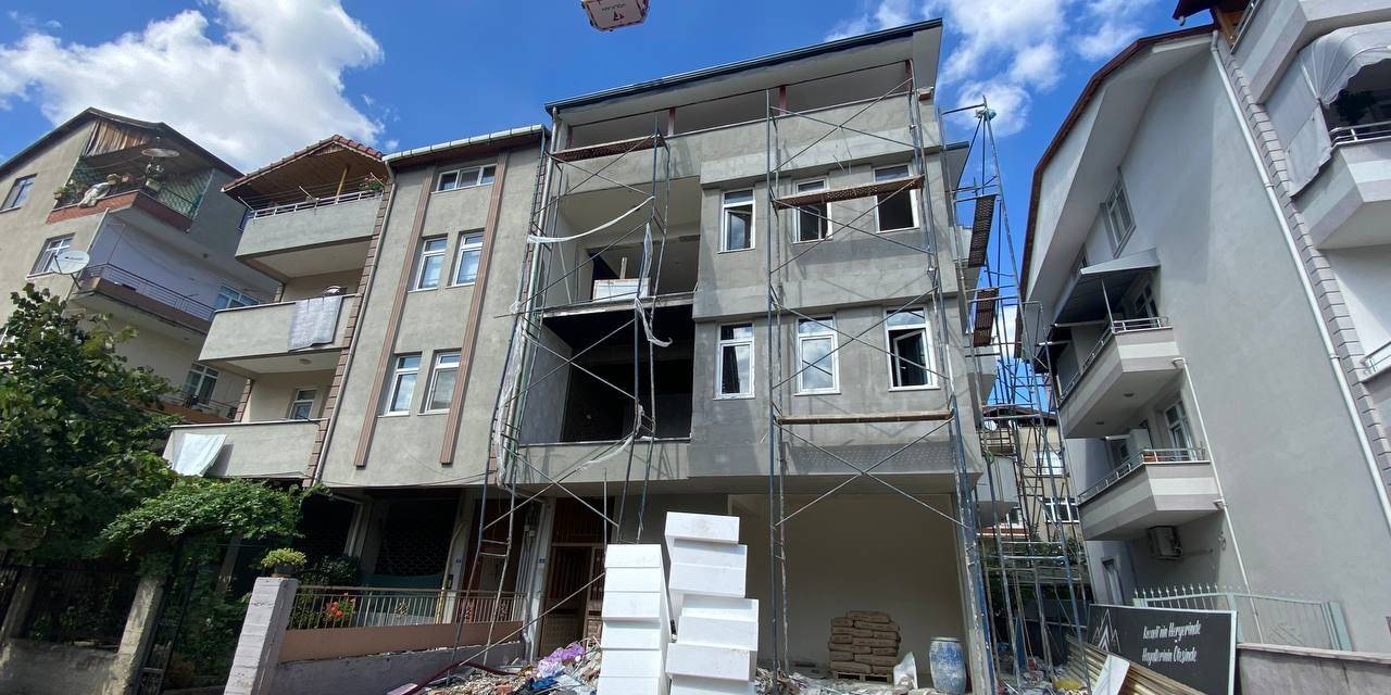 Tadilat Halindeki Binada Bulunan İzolasyon Malzemeleri Yandı