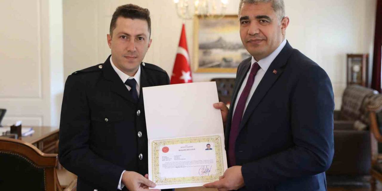 Bayrağa Hassasiyet Gösteren Polise Başarı Belgesi