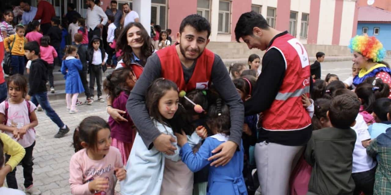 Kızılay Öğrencileri İlk Okul Gününde Yalnız Bırakmadı