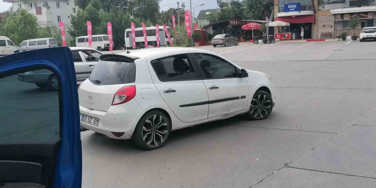 Antalya’da Otomobil Motosikletle Çarpıştı: 2 Yaralı