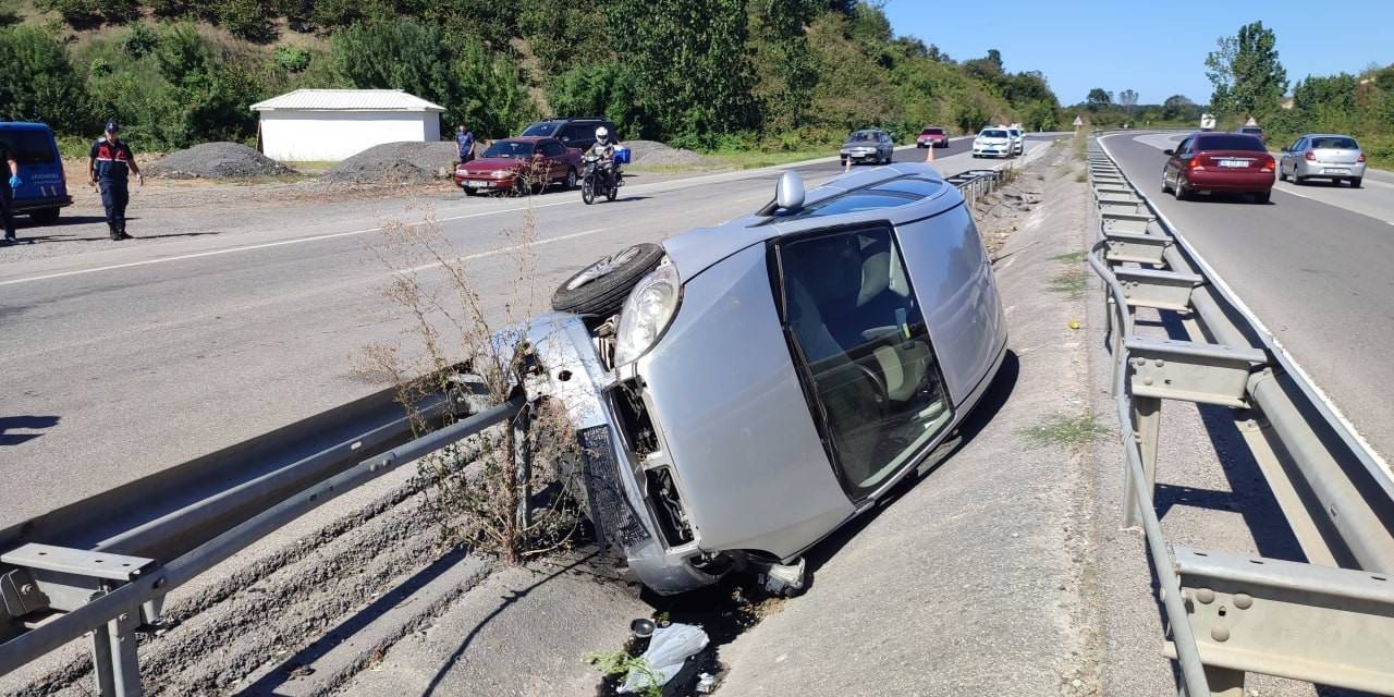Sakarya’da Otomobil Refüjde Yan Yattı: 1 Yaralı