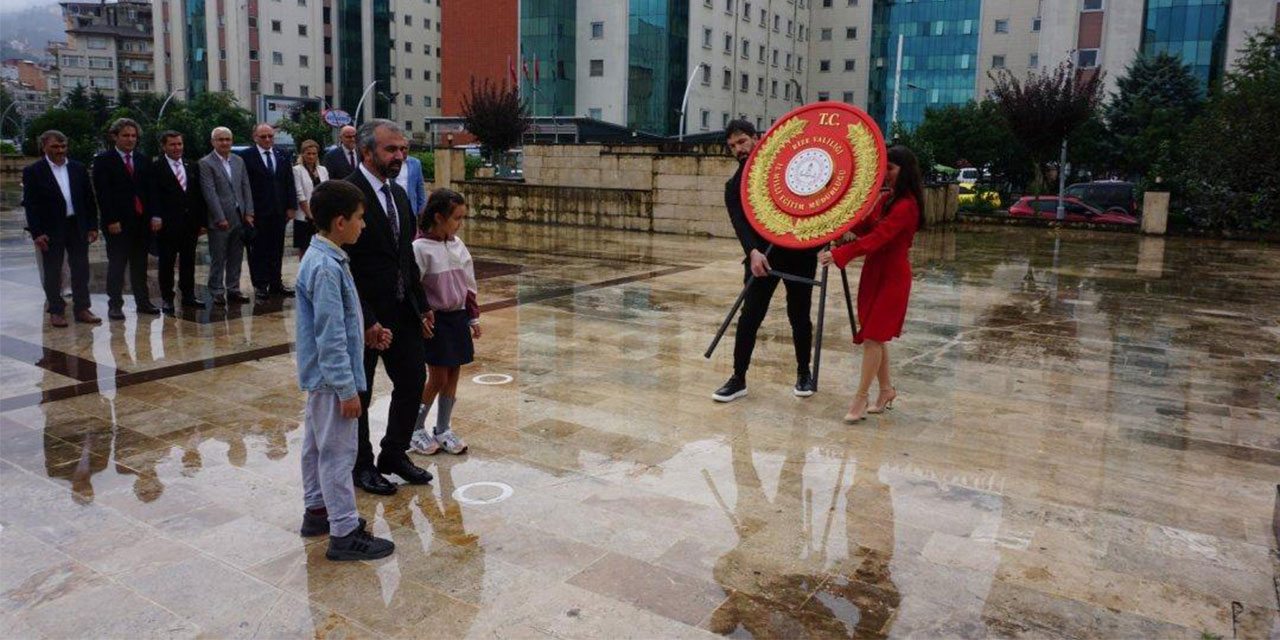 Rize’de İlköğretim Haftası dolayısıyla Atatürk Anıtı'na çelenk sunuldu