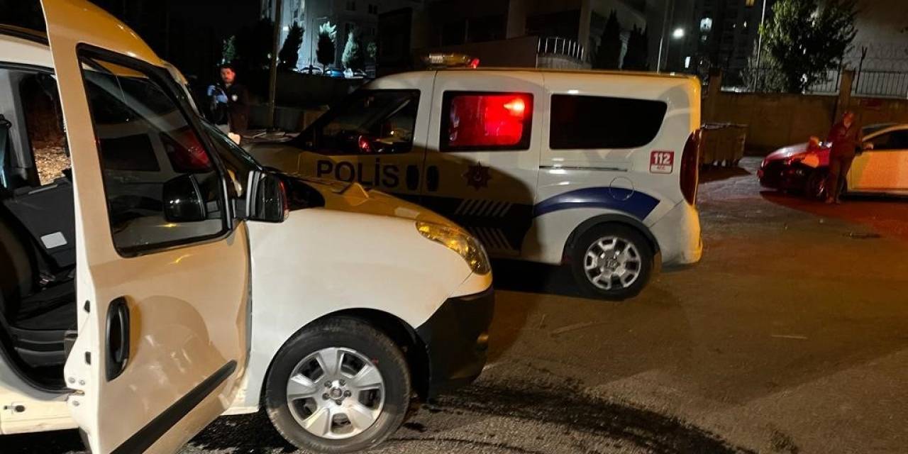 Esenyurt’ta Lastik Hırsızları Polisten Kaçarken Kaza Yaptı