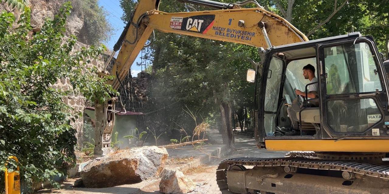 Depremin Etkisini Gösteren Devasa Kayalar Parçalanarak Kaldırılıyor