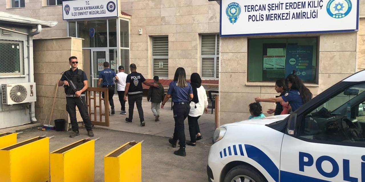 Sahte İran Pasaportlu 5 Kişi Yakalandı