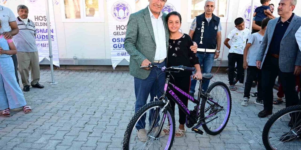 Battalgazi’de Depremzede Çocuklara Bisiklet Hediye Edildi