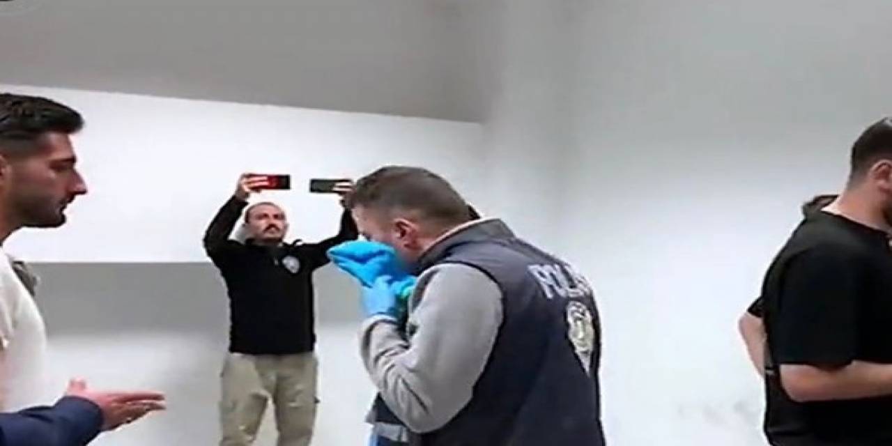 Azerbaycan Bayrağını Öperek Teslim Alan Polis Konuştu: "İki Devlet, Tek Milletiz"