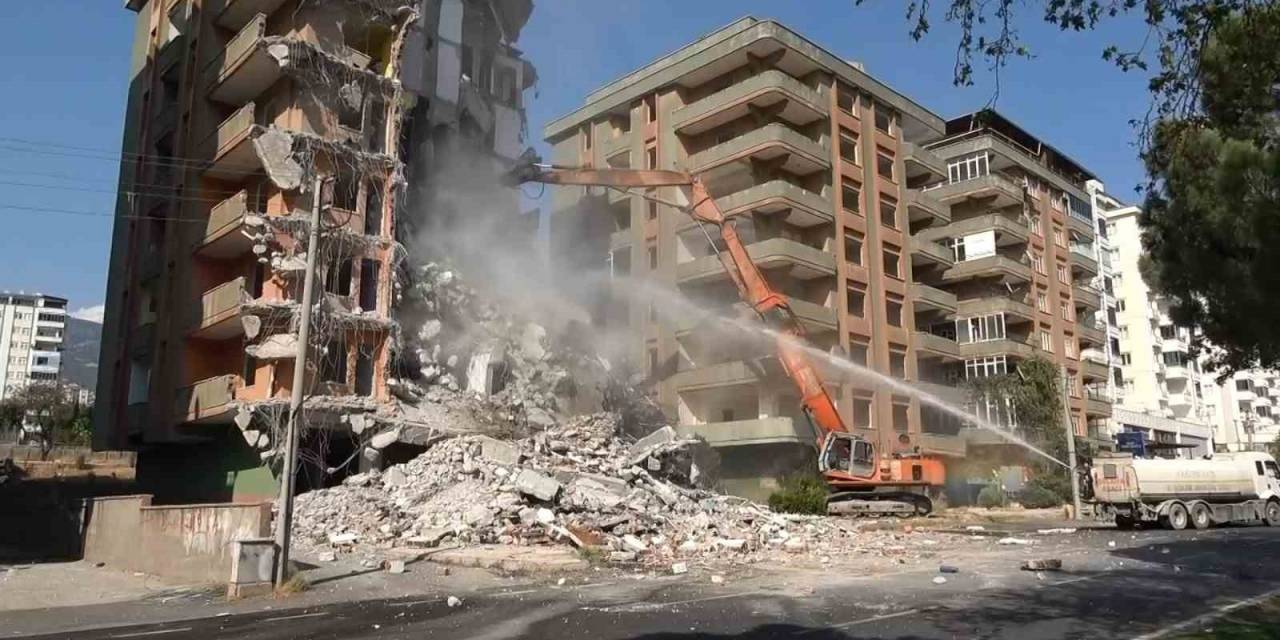 ‘Gözümüzün Bebeği’ Dedikleri 30 Yıllık Evlerinin Yıkımını İzlediler